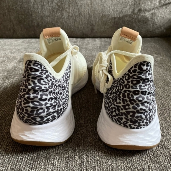 New Balance Women's Fresh Foam Roav Running Shoe Sneakers NWOT - Picture 7 of 11